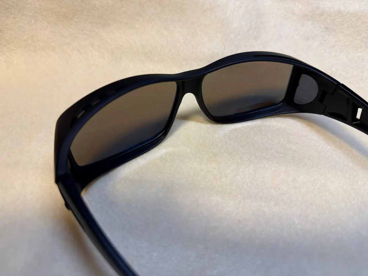 オーバーサングラスは横からの日光もブロックしてくれます