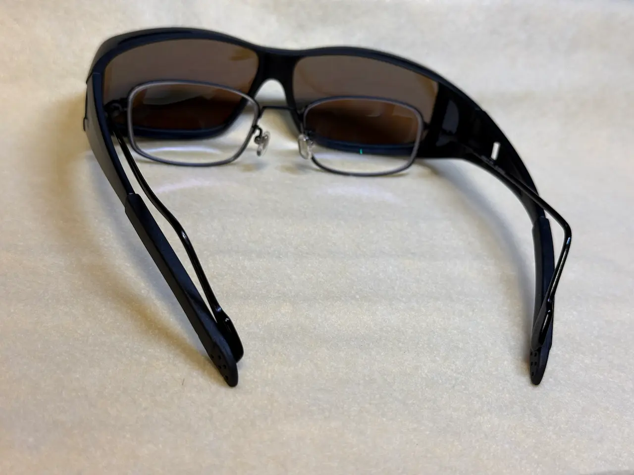 オーバーサングラスとメガネが重なった様子